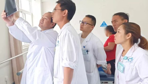 云南省康復(fù)三級(jí)體系項(xiàng)目中心葉斌團(tuán)隊(duì)到保山安利醫(yī)院進(jìn)行學(xué)科建設(shè)、業(yè)務(wù)指導(dǎo)及板橋中心衛(wèi)生院示范單位評(píng)審驗(yàn)收并授牌