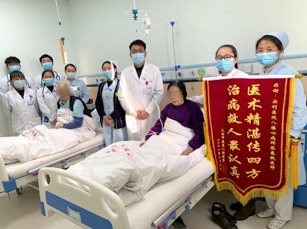 溫暖的陪伴、細(xì)心的照顧，兩位老人感恩贈(zèng)錦旗！