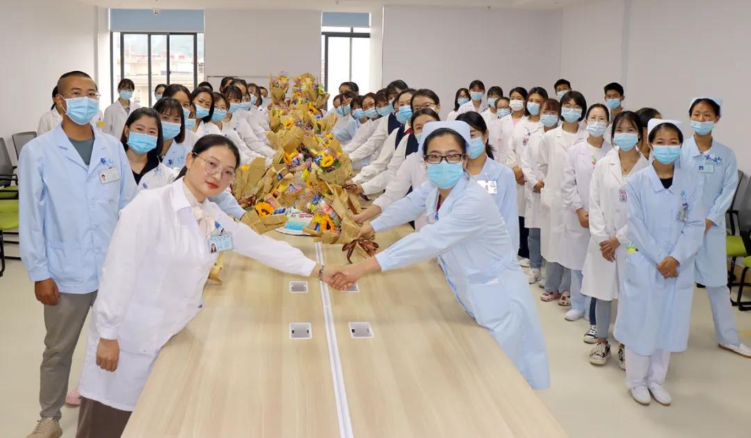 【保山安利醫(yī)院】雙節(jié)同慶，用祝福和鮮花感謝默默付出的治療師和教師們