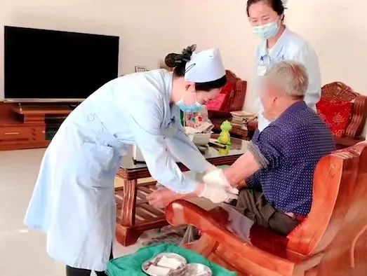 【保山安利醫(yī)院】82歲爺爺與老伴居家，在院手術(shù)后換藥不便，居家護(hù)理上門服務(wù)解難題